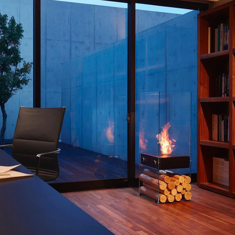 Cheminée colonne en verre dans un bureau contemporain