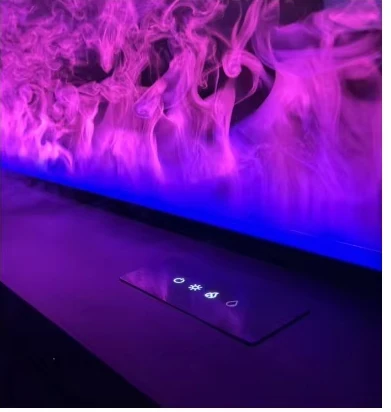 Touches de contrôle éclairées sous la flamme violette